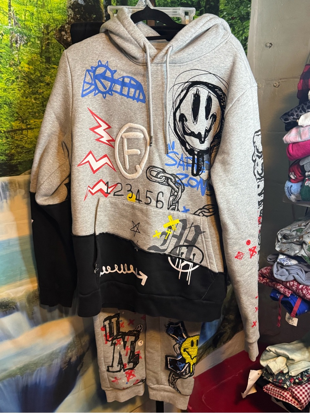 Graffiti-Print Two-Tone Pullover Hoodie - Grey/Black